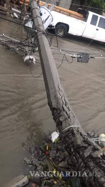 $!Azota fuerte tormenta a Nuevo Laredo; deja desgajamientos y vehículos dañados