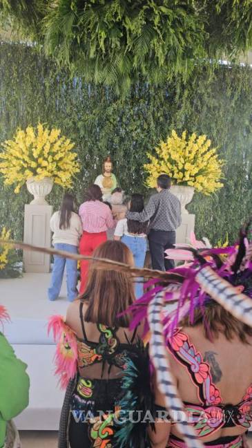 $!Ofrendas, flores y color adornaron la casa donde se realiza la reliquia.