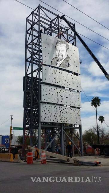 $!Colocan panel con rostro de Madero en monumento de Monclova y se burlan en redes sociales