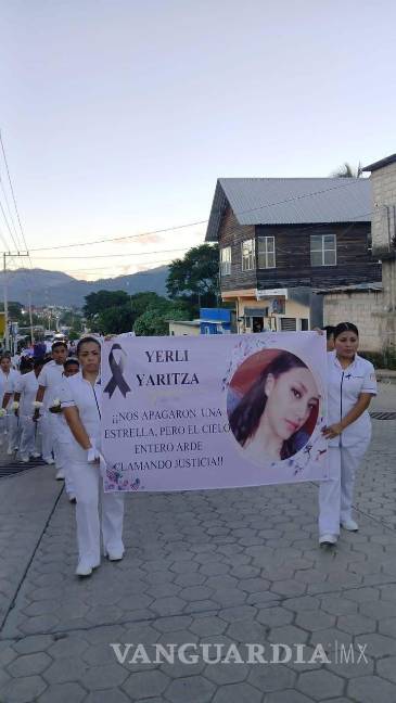 $!La comunidad estudiantil de la UBBJ y habitantes de Ocosingo colocaron veladoras, flores y mensajes en memoria de Yerli Yaritza, mientras exigen justicia y una investigación transparente por su feminicidio