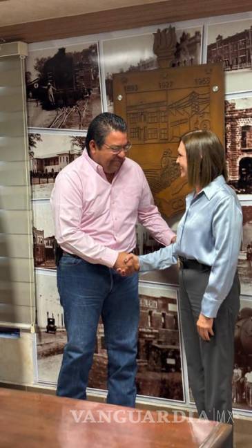 $!Roberto Piña Amaya y Sara Pérez Cantú, en el inicio de la entrega-recepción de la administración municipal de Frontera.