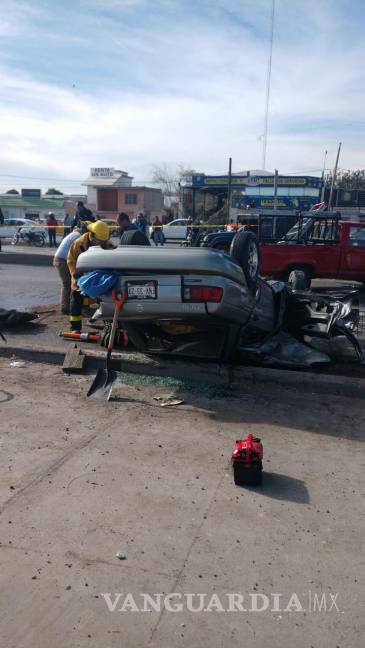 $!Muere mujer en choque con volcadura en el periférico de Torreón