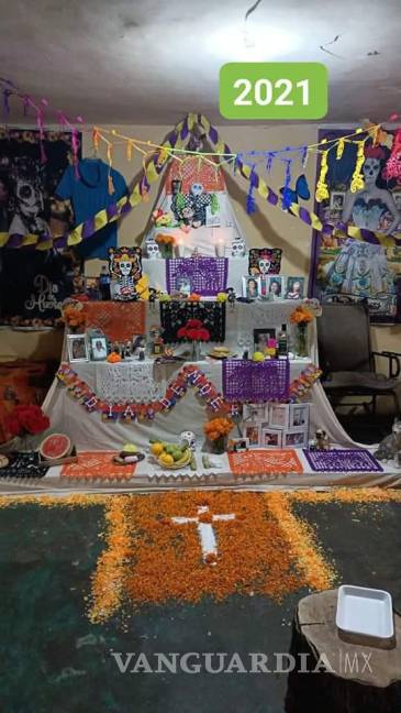 $!Familia saltillense dedicó su altar del Día de Muertos a 16 personas y 10 mascotas; colocan altares desde 2017