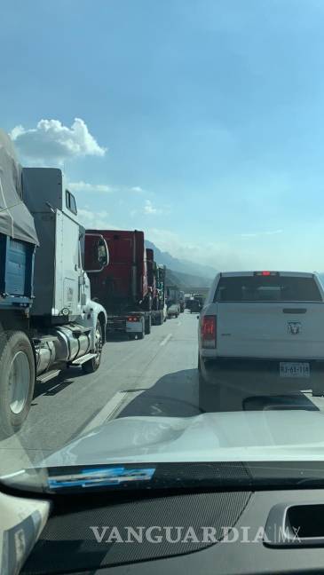 $!Reportan tráfico detenido en autopista Monterrey-Saltillo por incendio de tráiler