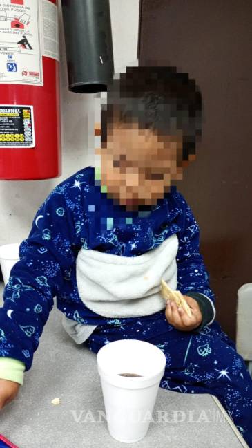 Detienen a mujer por abandonar a su hijo de dos años en la puerta de una casa en Nuevo León