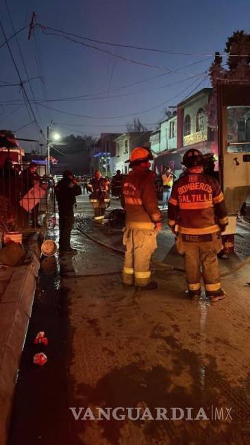 $!Personal de Bomberos no pudo hacer nada para rescatar a las cuatro personas que quedaron al interior de la vivienda.