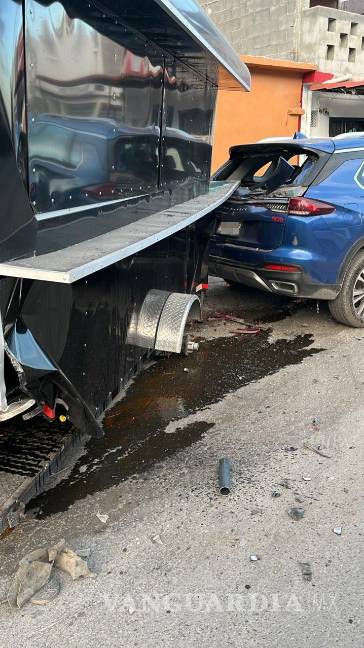 $!El vehículo señalado como responsable huyó tras provocar daños a un puesto de comida y a una camioneta.