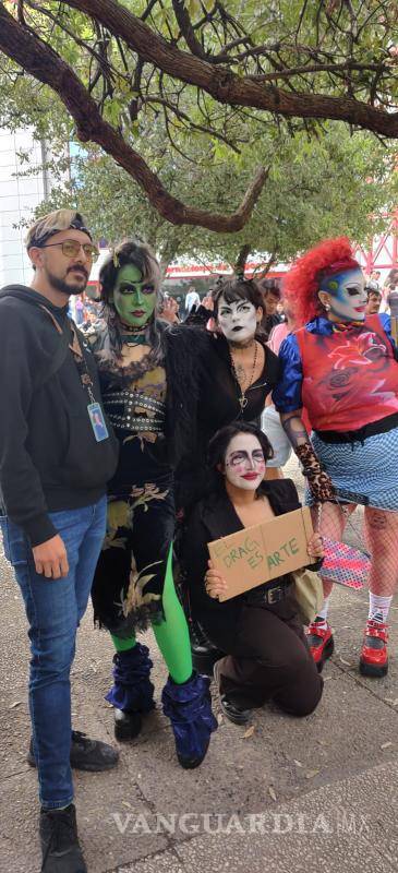 $!Integrantes de la comunidad LGBT+ acudieron a las instalaciones de Cintermex a manifestarse en contra de la Feria del Libro Monterrey 2023 que los censuró.