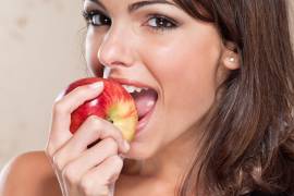 Una mujer mientras más manzanas coma mejor sexo tendrá, asegura estudio