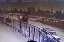 El pavimento mojado y la imprudencia casi provocan un accidente en uno de los puentes de Saltillo.