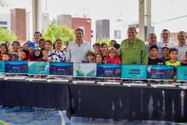 Alcaldes de Saltillo y Ramos Arizpe encabezaron entrega de equipos en primaria de Hacienda Narro.