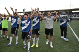 Jugadores y cuerpo técnico de Saltillo Soccer celebran el ascenso a la Liga Premier, mientras la directiva proyecta fortalecer la infraestructura y el crecimiento del club.