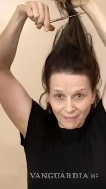 $!La actriz Juliette Binoche se corta un mechón de cabello para apoyar a los manifestantes iraníes que se oponen a su liderazgo por la muerte de Mahsa Amini.