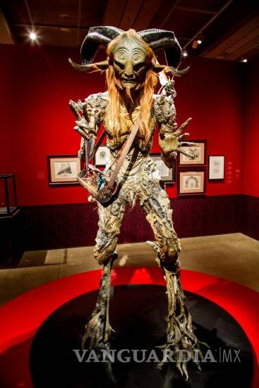 $!Diego Luna visita a los ‘monstruos’ de Del Toro
