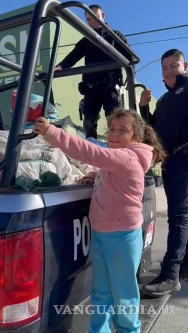 $!Niñas y niños fueron prioridad en la entrega de prendas de abrigo.