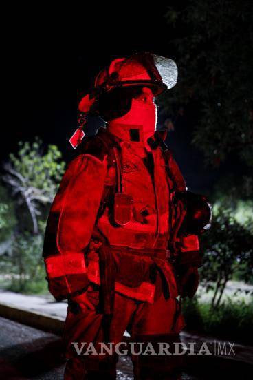 $!El personal de Bomberos sofoca el incendio provocado por un individuo en su domicilio, evitando una posible explosión de los tanques de gas.