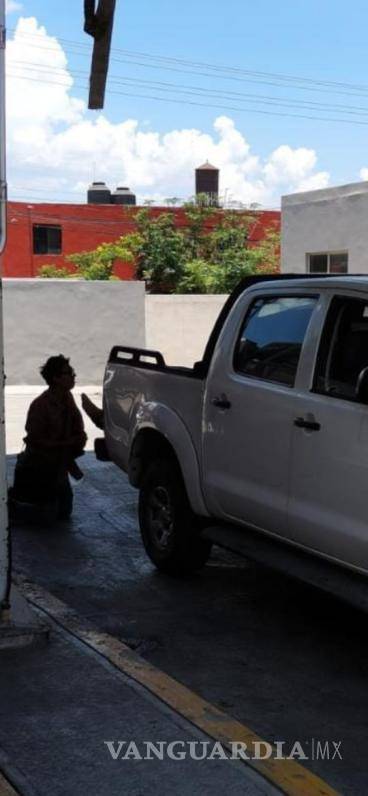 $!En una camioneta trasladaban al hombre a recibir atención médica.