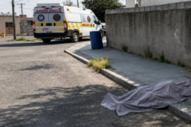 El hombre se desplomó mientras caminaba por la colonia Los Espejos; socorristas de Bomberos acudieron al lugar y confirmaron que había fallecido.