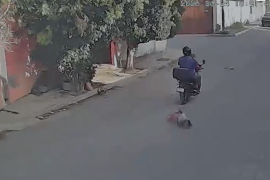 Cámaras de seguridad captaron el momento en que una motocicleta circulaba sobre la calle Atotonilco, en la colonia Independencia, segundos antes de impactar a una menor de 3 años que se encontraba en la vía pública.