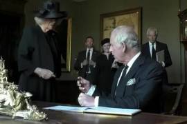 En un video que circula en redes, se le puede ver al monarca molesto por una pluma que goteaba tinta en sus manos.