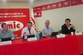 Empresarios y legisladores se reunieron en la CMIC Laguna para respaldar una iniciativa que busca dar certeza jurídica al transporte de hidrocarburos para autoconsumo.