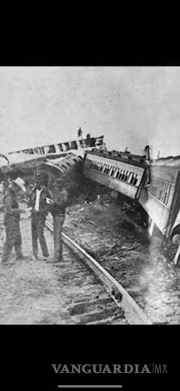 $!El Tren Peregrino descarriló la noche del 4 de octubre de 1972 en Puente Moreno, dejando un escenario de vagones volcados, incendiados y personas atrapadas.