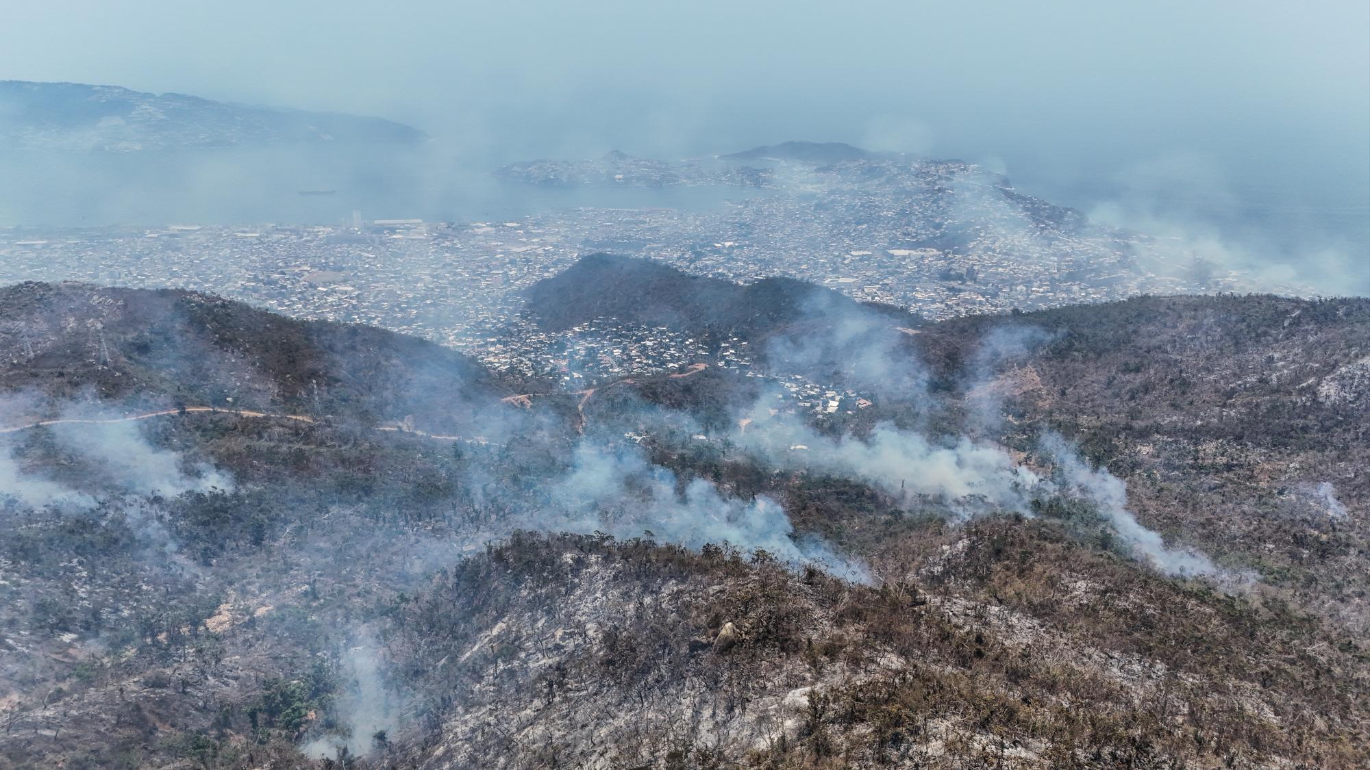 Tras devastación por huracán ‘Otis’, ahora incendios azotan puerto de Acapulco. Noticias en tiempo real