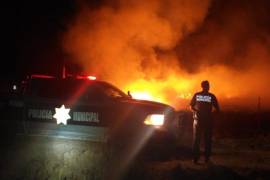 Bomberos y Protección Civil de Arteaga con apoyo de Brigadas Forestales y Policía Municipal, realizaron labores de combate al incendio en pastizales.