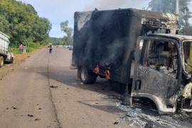 Indígenas purépechas retuvieron vehículos e incendiaron uno en protesta por el asesinato en Tangamandapio de 11 personas a manos de sicarios