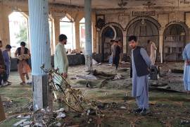 La gente inspecciona la escena de la explosión de una bomba que tuvo como objetivo una mezquita de musulmanes chiítas en Kunduz, Afganistán. EFE/EPA/STRINGER