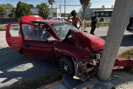 El Chevrolet Chevy rojo terminó impactado contra un poste en el Parque Industrial Ramos Arizpe.