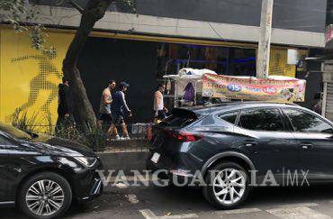 $!Los afortunados que lograron reconocerlo no desaprovecharon la oportunidad de pedirle un autógrafo y tomarse fotos, a los que el cantante accedió gustoso.