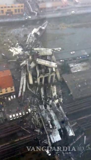 $!Se desploma un puente en Génova y varios vehículos caen al vacío (Fotogalería)