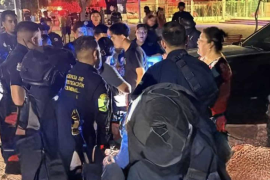 Un arma fue asegurada por los agentes como parte de las diligencias relacionadas con el caso.