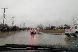 Protección Civil de Coahuila recomienda evitar calles inundadas, arroyos y pasos bajos durante las tormentas.