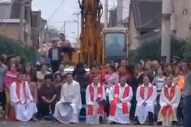 Protestan chinos católicos contra la demolición de su iglesia