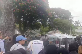 Protesta fuera de Casa Jalisco por la crisis de aguas negras en Gudalajara, Jalisco.