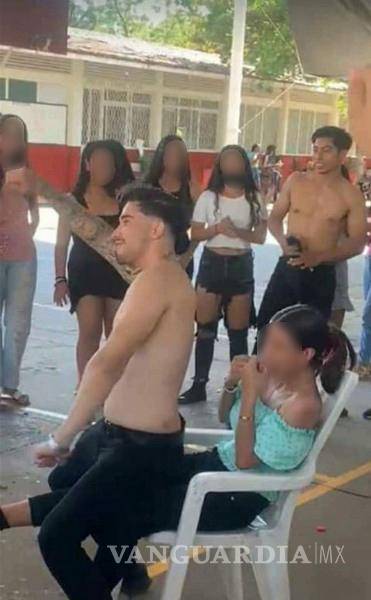 $!Con ‘strippers’ festejan a estudiantes de secundaria, en Michoacán