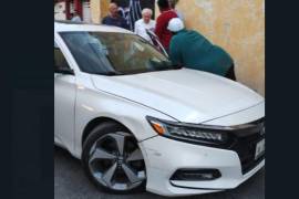 El obispo circulaba de sur a norte por la calle Mina, cuando por una falla en su vehículo se proyectó ontra un auto estacionado.