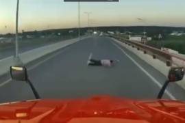 El frustrado suicida estuvo a punto de ser aplastado por el tráiler, pero en el último momento el conductor lo evadió.