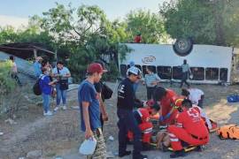 Emergencia. Paramédicos atendieron a los lesionados, quienes fueron llevados a la Clínica 92 del IMSS en Ciudad Acuña.