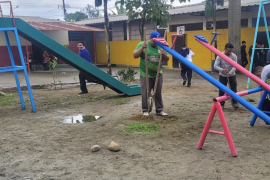 La muerte de Ian Gael, un niño de seis años que sufrió un accidente en un jardín de niños, desató un debate nacional sobre la seguridad de los juegos infantiles en escuelas y la necesidad de reforzar la supervisión y el mantenimiento de las áreas recreativas.