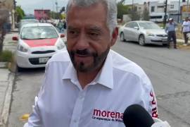 Gerardo Covarrubias fue entrevistado durante sus actividades proselitistas, en el vecino Ramos Arizpe.