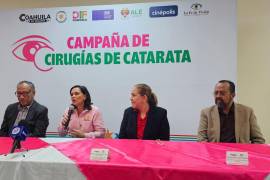 Liliana Salinas Valdés, presidenta honoraria del DIF, destacó que recuperar la vista ayuda a los adultos mayores a recuperar su autonomía.