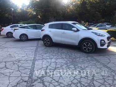 $!La camioneta impidió el tránsito y estacionamiento de otros autos.