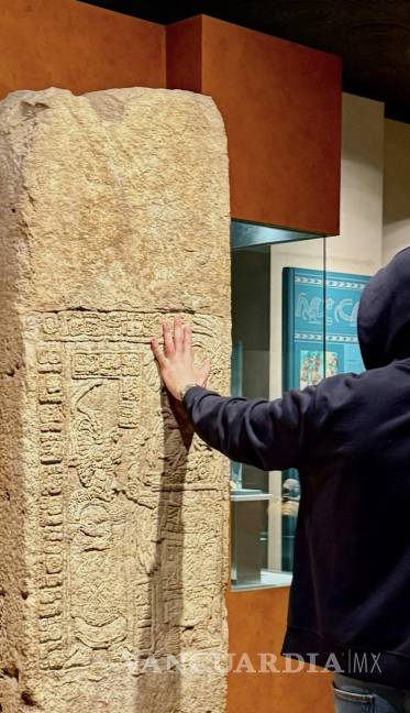 $!En una de las imágenes compartida en sus stories de Instagram, se puede ver al cantante Bad Bunny tocar una estela maya.