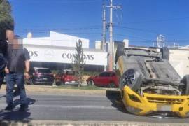 El conductor del vehículo de alquiler logró salir por su propio pie, resultando únicamente con un susto tras el percance.