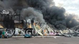 Incendio consume el casino Royal Yak en plaza comercial de Culiacán