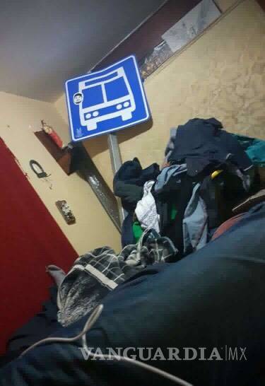 $!Joven de Saltillo se lleva a su casa señalamiento vial y lo presume