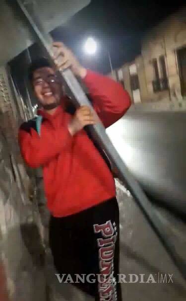 $!Joven de Saltillo se lleva a su casa señalamiento vial y lo presume